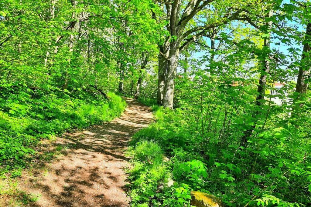 Boende - Stuga Nara Naturen, 3 Km Fran Motala Centrum Av Privat Vard Luaran gambar